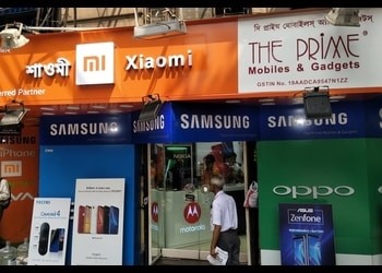 MI Store vs. Samsung Store in Kolkata